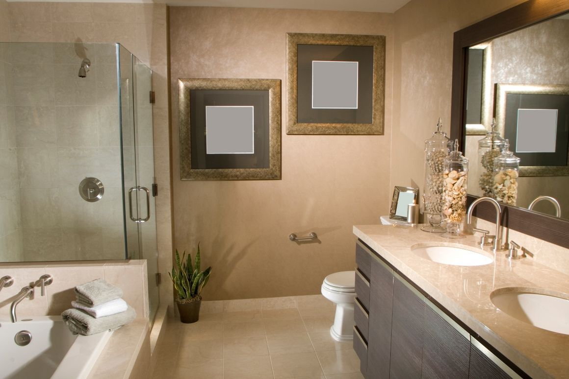 Modernes Badezimmer mit Badewanne und Dusche